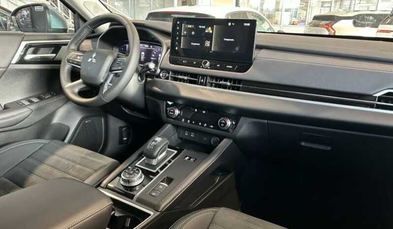 
								MITSUBISHI Outlander full									