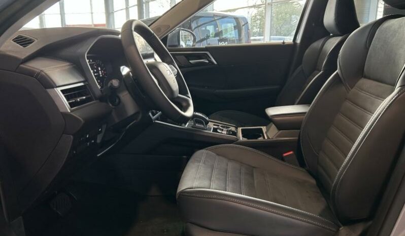 
								MITSUBISHI Outlander full									