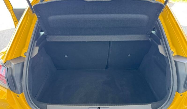 
								PEUGEOT 208 full									